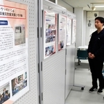 史実や孤児の手記などを紹介するパネル展示＝神戸市中央区脇浜海岸通１