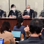 最高裁の有識者会合出席後、記者会見に応じる土師守さん（右から２人目）＝１４日午後、東京都千代田区