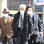 意見聴取のために最高裁に入る土師守さん（右から２人目）と代理人弁護士＝１４日午後、東京都千代田区、最高裁