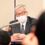 最高裁有識者委員会での意見聴取を終え、記者会見で話す土師守さん＝１４日午後、東京都千代田区