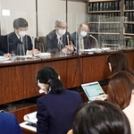 最高裁の有識者会合出席後、記者会見に応じる土師守さん（左から３人目）＝東京都千代田区
