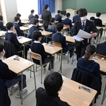 試験開始のチャイムを静かに待つ受験生たち＝１５日午前、神戸高校