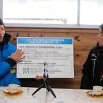 岡藤泰明・日高神鍋観光協会長（右）に支援策を説明する斎藤元彦知事＝豊岡市日高町万場