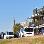 強盗殺人事件の現場となった民家近くに集まる捜査員ら＝１月２１日、東京都狛江市