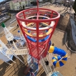 神戸ポートタワーを模して作られた遊具。冬晴れの空に深紅が映える＝神戸市北区南五葉５、鈴蘭公園