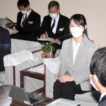 斎藤元彦知事と意見交換する永山みのりさん（右から２人目）ら＝兵庫県庁