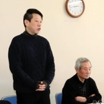 「語り部ＫＯＢＥ１９９５」の例会に初参加し、思いを語る崔秀英さん（左）。隣で父敏夫さんがうなずいた＝神戸市長田区若松町５