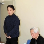 「語り部ＫＯＢＥ１９９５」の例会に初参加し、思いを語る崔秀英さん（左）。隣で父敏夫さんがうなずいた＝神戸市長田区若松町５
