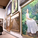 彫刻や絵画が並ぶ展示空間＝神戸市東灘区、神戸ファッション美術館