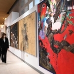 彫刻や絵画が並ぶ展示空間＝神戸市東灘区、神戸ファッション美術館