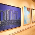 彫刻や絵画が並ぶ展示空間＝神戸市東灘区、神戸ファッション美術館