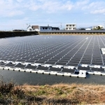 昨年春ごろ、出力制御指示によって発電を止めた太陽光パネル＝南あわじ市内