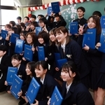 式典終了後、教室でマスクを外して記念撮影。最後に多くの笑顔が並んだ＝２８日午後、神戸市長田区寺池町１、兵庫高校