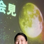 　ＪＡＸＡの宇宙飛行士試験に合格し、記者会見で笑顔を見せる米田あゆさん＝２８日午後、東京都千代田区