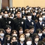 兵庫高校の卒業式では、マスクを外す生徒もみられた＝神戸市長田区寺池町１
