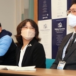 宇宙飛行士試験に合格した米田あゆさんの思い出を語る神戸女学院中学部・高等学部の稲垣祐子教諭（中央）と森谷典史中学部・高等学部長（右）、山本肇教諭＝２８日午後、西宮市岡田山