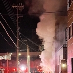 激しく白い煙を出して燃える集合住宅＝１月２２日午前１時５３分、神戸市兵庫区湊町１（近隣住民提供）