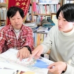 トルコの地図を見ながら、今後の支援のあり方を話し合う植田隆誠さん（右）と吉椿雅道さん＝神戸市兵庫区中道通２