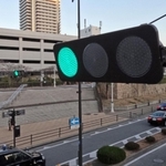 ＬＥＤ式に切り替わった信号機＝２７日午後、神戸市中央区波止場町