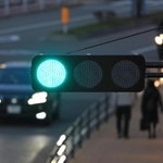 ＬＥＤ式に切り替わった信号機＝２７日午後、神戸市中央区波止場町