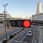 ＬＥＤ式に切り替わった信号機＝２７日午後、神戸市中央区波止場町