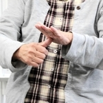 聴覚障害を理由に不妊手術を受けさせられたという神戸市の６０代女性。「他の原告と同じ思いで負けないで頑張りたい」と提訴に決意を示した＝２６日午後、神戸市中央区
