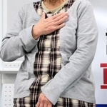 聴覚障害を理由に不妊手術を受けさせられたという神戸市の６０代女性。「他の原告と同じ思いで負けないで頑張りたい」と提訴に決意を示した＝２６日午後、神戸市中央区
