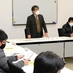 部活動の地域移行について考える南あわじ市の協議会。活発に意見が交わされた＝２０日夜、南あわじ市市善光寺