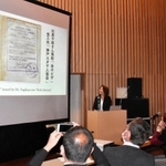 交流会では、杉原千畝氏が発給したビザなどが紹介された＝中央区北野町１