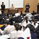 試験開始を前に、緊張が高まる試験会場＝２５日午前、神戸市灘区六甲台町、神戸大学