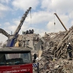 崩れた建物で続く救助活動の状況＝１０日、トルコ南部のカフラマンマラシュ（ＪＩＣＡ提供）