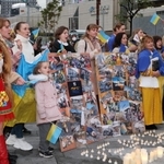 戦争終結と平和への思いを訴えるウクライナ避難民＝２４日午後、神戸市中央区加納町４