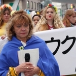 ウクライナ侵攻から丸１年となり、祖国へ残る同胞へ思いを馳せるラリーサさんら＝２４日午後、神戸市中央区加納町４