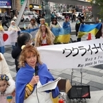 ウクライナ侵攻から丸１年となり、同胞への支援を訴えるラリーサさん（前列左から３人目）ら＝２４日午後、神戸市中央区加納町４