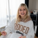 寄付された家具に囲まれ、日本語の勉強に励むハンナ・シドロバさん＝神戸市須磨区内