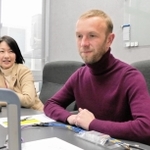 オレフ・ルニンさん（右）は、本業だったエンジニアとして避難生活の基盤をつくる＝神戸市中央区港島南町１