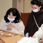 ボランティアに参加するベラ・マチュパさん（左）らウクライナ避難民ら＝神戸市中央区港島中町２