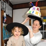 満面の笑みを浮かべてはしゃぐ長男レブちゃん（左）とオルガ・クトバさん。侵攻から１年、避難生活はいつまで続くのか＝神戸市内