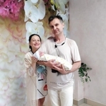 軍事侵攻前の家族写真。レブちゃんが誕生し、喜ぶオルガ・クトバさん（左）と夫＝２０２０年８月（クトバさん提供）