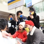 「ＫＯＢＥ三宮・ひと街創り協議会」のメンバーと共に街頭に立ち、母国への支援を呼びかけるウクライナからの避難者ら＝２３日午前、神戸市中央区三宮町１