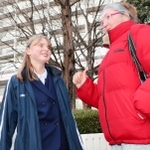 叔母のエレナさん（右）と談笑するマリヤ・クラブチェンコさん＝神戸市灘区
