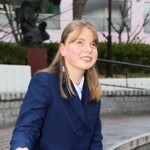 避難した神戸で地元の中学校に通うマリヤ・クラブチェンコさん。学校が「ダイスキ」と笑った＝神戸市灘区