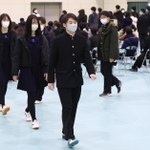 入退場時はマスクを外す予定という長田高校の３年生＝神戸市長田区池田谷町２