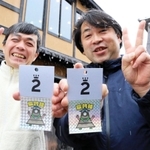 ２番目に古いという辰鼓楼の地元で限定配布・販売するシール＝兵庫県豊岡市出石町内町