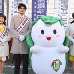 群馬県伊勢崎市の「観光特使ひまわり」に選ばれた松原アンドレさん（中央）