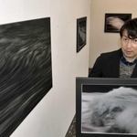 生と死のはざまに２度立った浦崎良太さんが撮ったのは、起こりとしぶきに見いだした「波の一生」＝神戸市中央区栄町通１