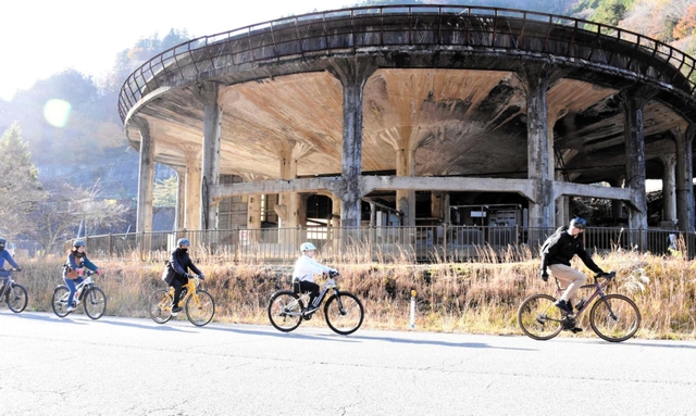 神子畑選鉱場跡を見学後、次の目的地に向かうサイクリスト＝２０２２年１１月、朝来市内