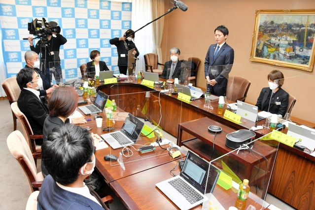 ひょうごフィールドパビリオンの認定プログラムについて意見が交わされた委員会＝兵庫県庁