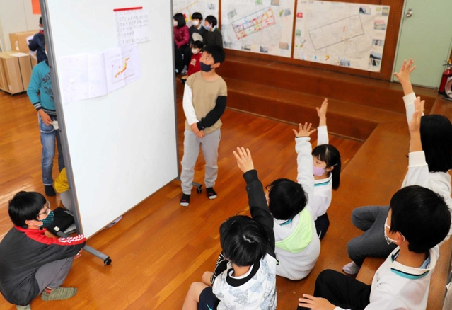 阪神・淡路大震災や備えについて発表する５年生。３年生が活発に手を挙げた＝西灘小