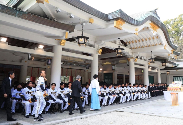 ４年ぶりに全選手がそろって行われた阪神タイガースの必勝祈願祭＝２日午前、西宮市社家町、西宮神社